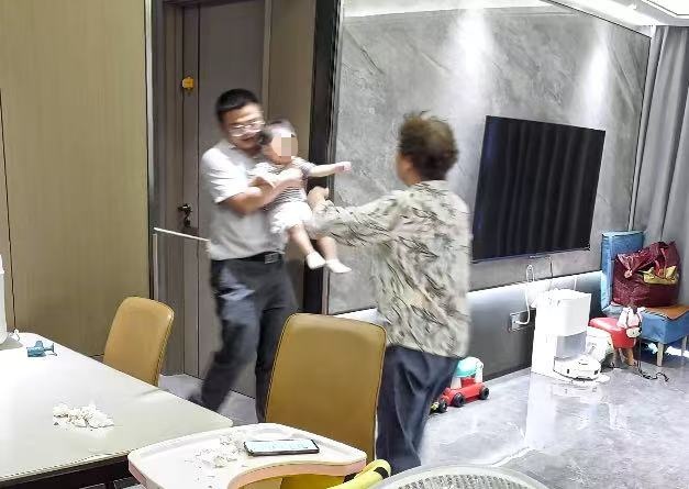 31楼高空,物业小哥果断翻窗救人 31楼高空,物业小哥果断翻窗救人