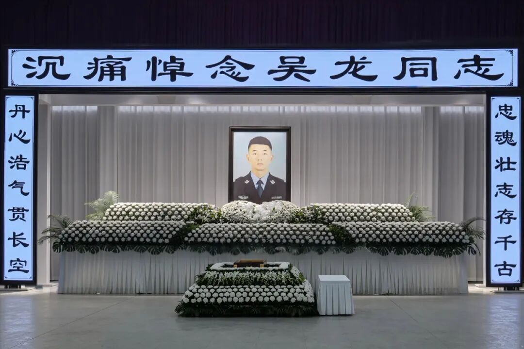 为护群众与持刀歹徒搏斗,深圳25岁民警吴龙壮烈牺牲!送别英雄 为护群众与持刀歹徒搏斗,深圳25岁民警吴龙壮烈牺牲!送别英雄