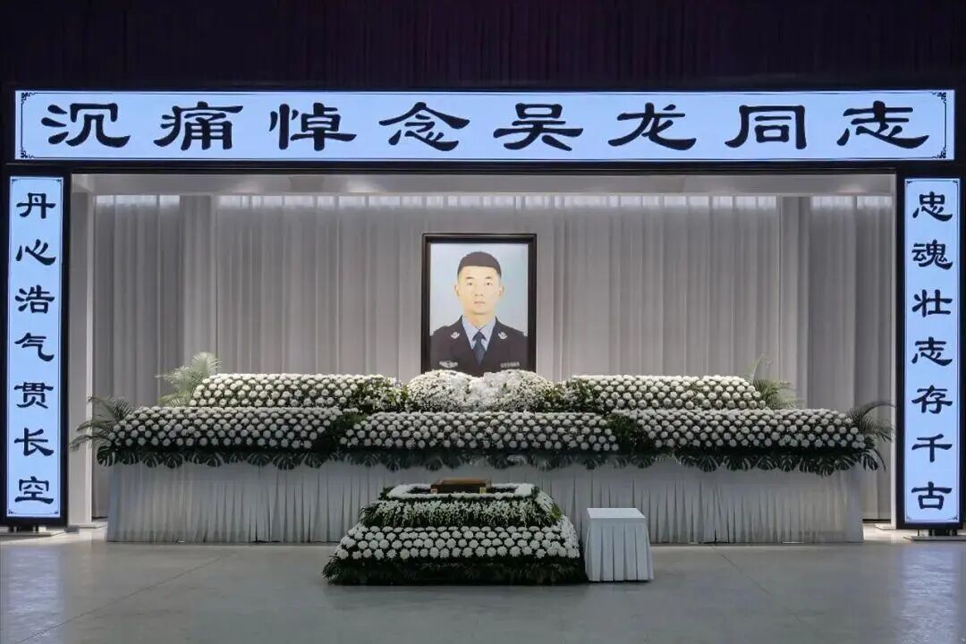 为保护群众与持刀歹徒殊死搏斗,深圳一民警身负重伤壮烈牺牲,年仅25岁 为保护群众与持刀歹徒殊死搏斗,深圳一民警身负重伤壮烈牺牲,年仅25岁