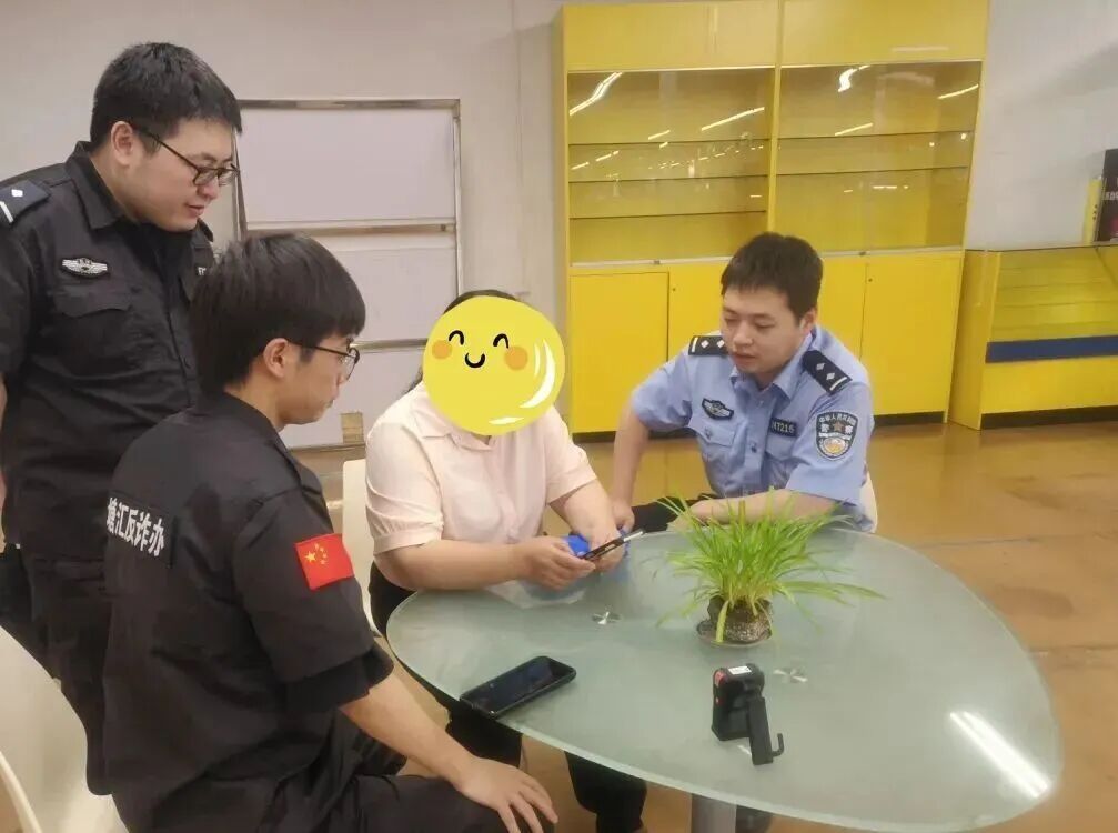 女子一次性买28张购物卡,超市员工报警 女子一次性买28张购物卡,超市员工报警