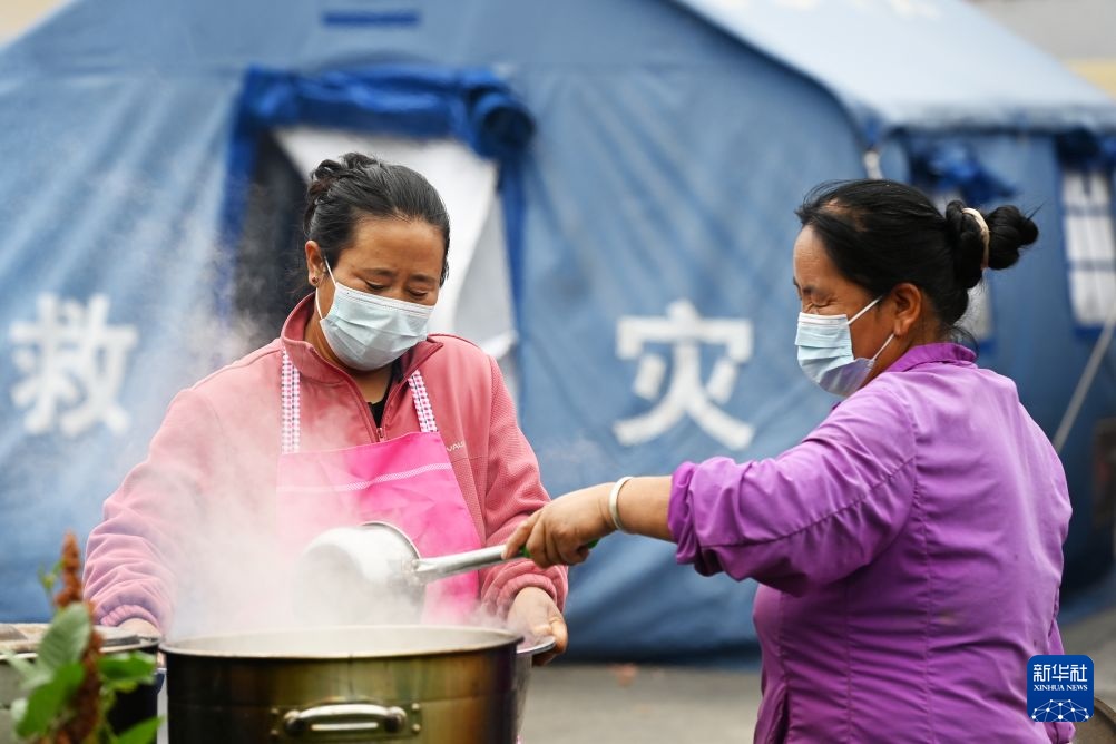 甘肃夏河积极安置山洪灾害受灾群众