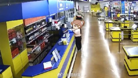 女子一次性买近3万购物卡 店员报警 女子一次性买近3万购物卡 店员报警