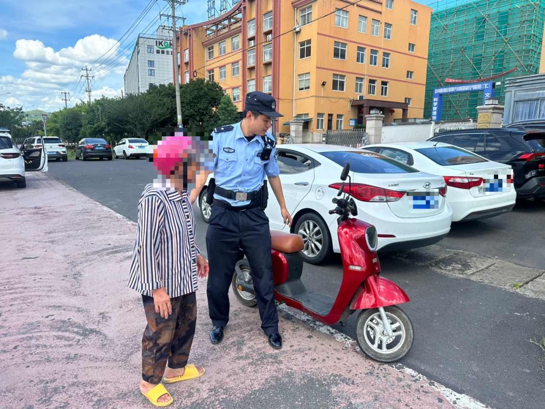 分秒必争!热浪下民警半小时极速寻回走失老人 分秒必争!热浪下民警半小时极速寻回走失老人