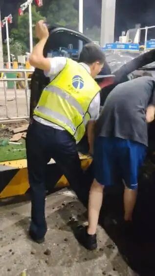 “砰！”晚训民警冲了出去