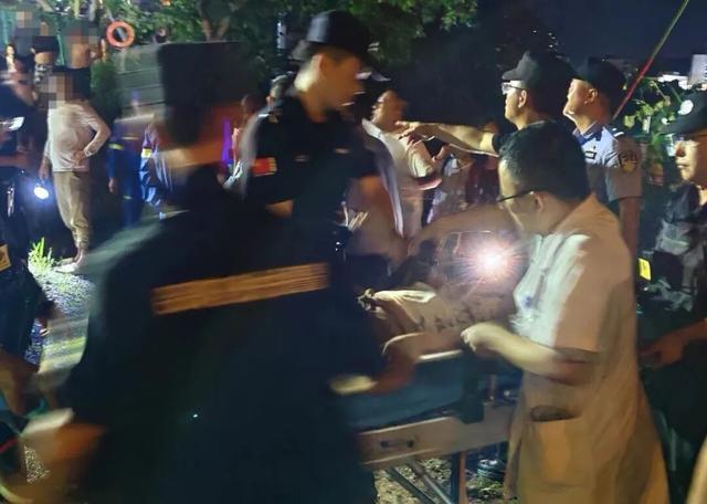 湖南一女子掉落资江漂流12公里,警方搜寻1小时20分钟将其成功救回 湖南一女子掉落资江漂流12公里,警方搜寻1小时20分钟将其成功救回