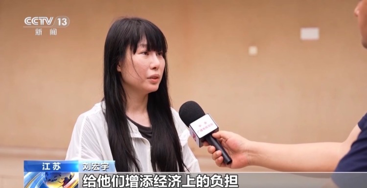 两位老人乘电梯时摔倒 短短十多秒他们无缝接力施救 两位老人乘电梯时摔倒 短短十多秒他们无缝接力施救