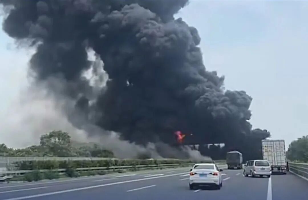 2人死亡,4台车辆起火!警情通报来了→ 2人死亡,4台车辆起火!警情通报来了→