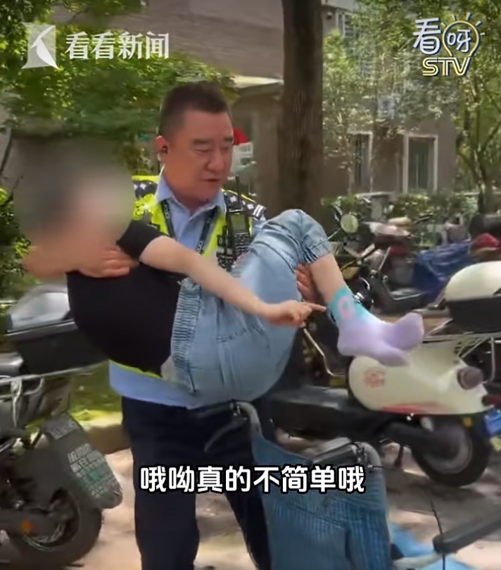 上海阿姨哽咽感谢！最有安全感的"公主抱"，一抱就是6年！感动全网