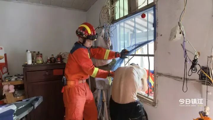 镇江一老人翻窗被困,多亏他们来了 镇江一老人翻窗被困,多亏他们来了