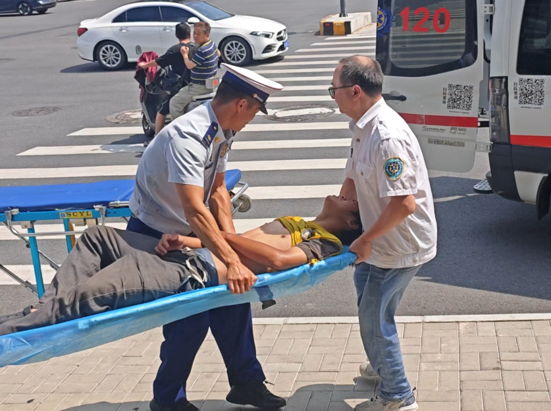 合肥一外卖小哥午间突发不适,紧急救援 合肥一外卖小哥午间突发不适,紧急救援