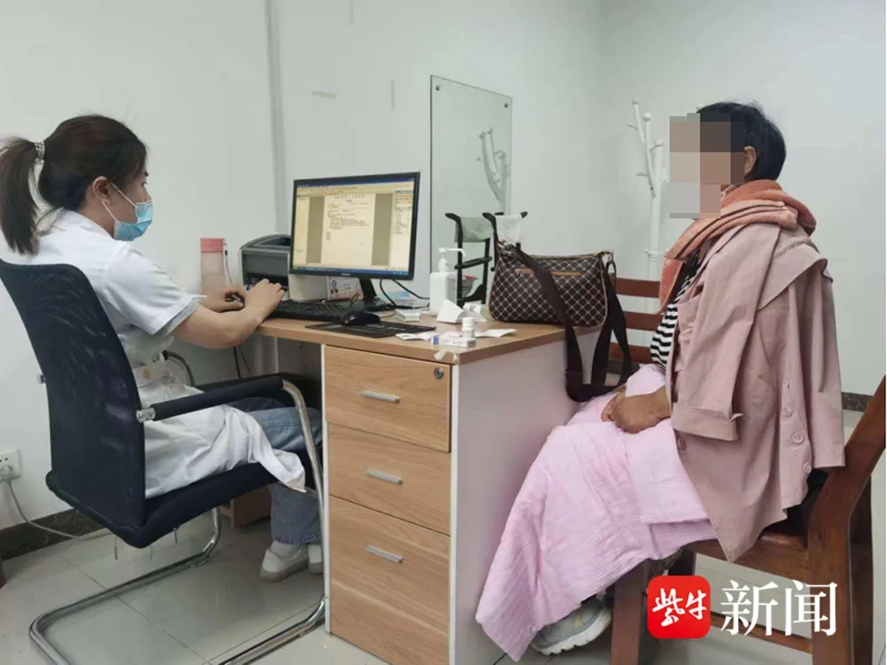女子酷暑天穿三四件毛衣还瑟瑟发抖,时常感觉皮下有小虫爬动,确诊为“躯体形式障碍” 女子酷暑天穿三四件毛衣还瑟瑟发抖,时常感觉皮下有小虫爬动,确诊为“躯体形式障碍”