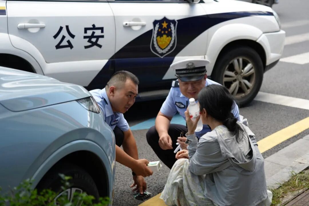 女子倒地瞬间,他“0秒出警”!长沙交警救助中暑女子 女子倒地瞬间,他“0秒出警”!长沙交警救助中暑女子