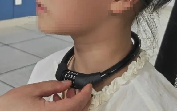 女孩带上这款“项链”后脖子被锁，父亲却忘记密码，只能带她去这里求助......