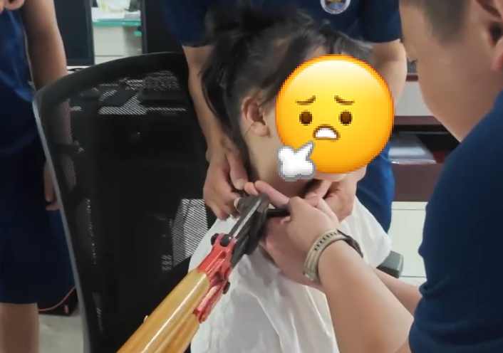 女孩带上这款“项链”后脖子被锁，父亲却忘记密码，只能带她去这里求助......