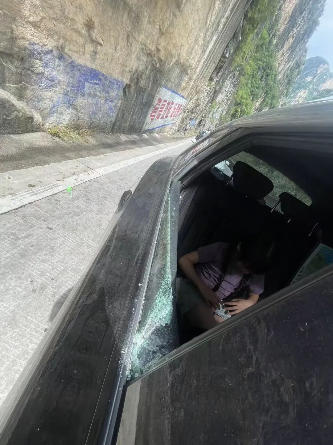 游客在山西黑毛沟大峡谷游玩,遭遇落石击穿车窗,座位上小孩侥幸躲过 游客在山西黑毛沟大峡谷游玩,遭遇落石击穿车窗,座位上小孩侥幸躲过