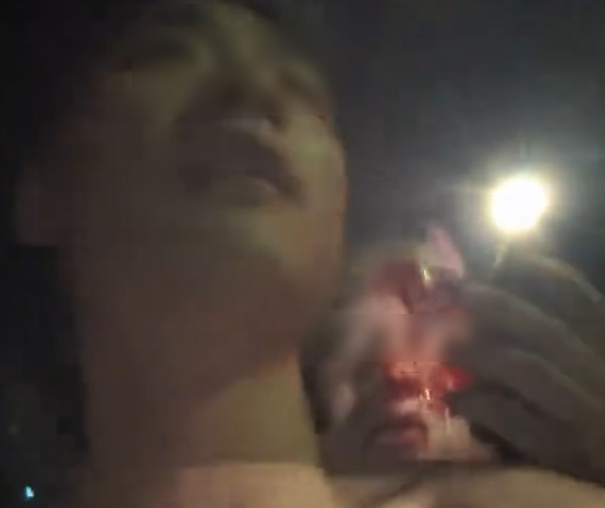小伙深夜遇倒地重伤男子,虽怕被讹仍果断救人 当事人:看到对方妻女合照壁纸被触动 小伙深夜遇倒地重伤男子,虽怕被讹仍果断救人 当事人:看到对方妻女合照壁纸被触动