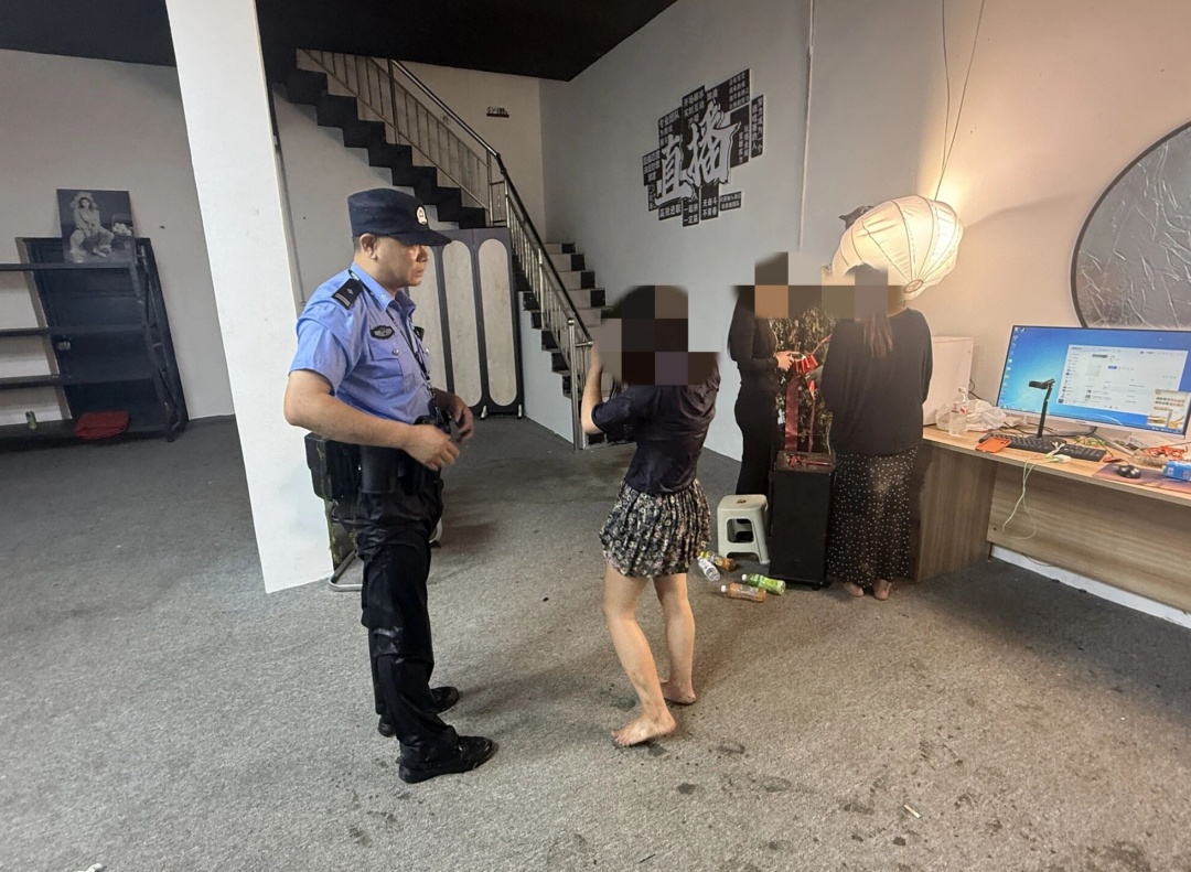 揪心!女子河中哭泣,民警下水成功施救 揪心!女子河中哭泣,民警下水成功施救