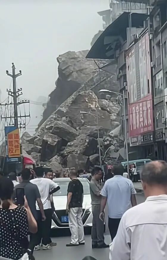 航拍直击重庆山体崩塌核心救援现场：多栋居民楼垮塌，城区道路被掩埋