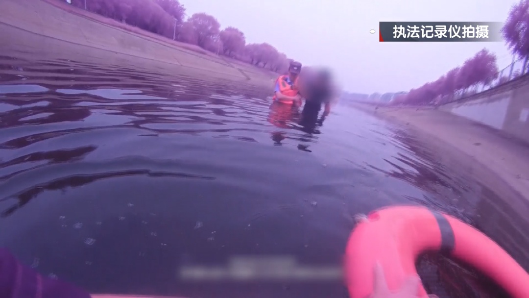一时失意拿性命赌气!两名男子漠视自身安全,上演惊魂一幕 一时失意拿性命赌气!两名男子漠视自身安全,上演惊魂一幕