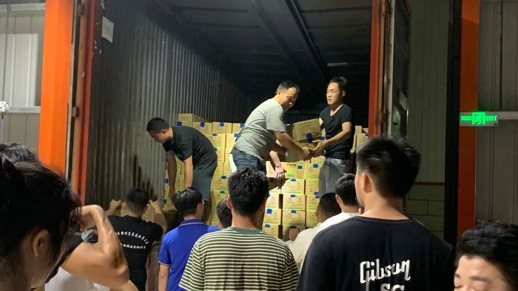 “靓仔,到车上去卸货!” “靓仔,到车上去卸货!”
