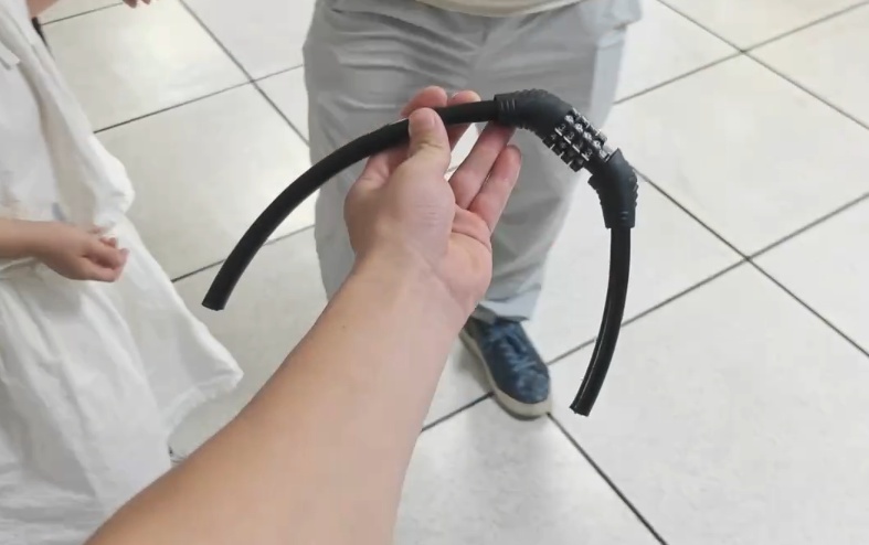 女孩带上这款“项链”后脖子被锁，父亲却忘记密码，只能带她去这里求助......