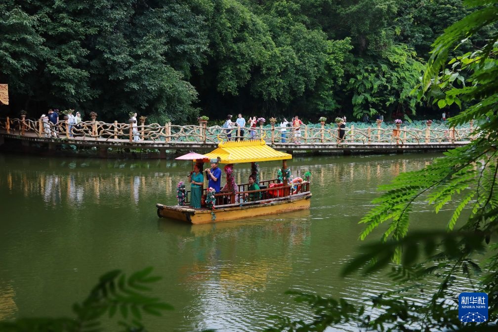 云南西双版纳迎来暑期旅游旺季 云南西双版纳迎来暑期旅游旺季