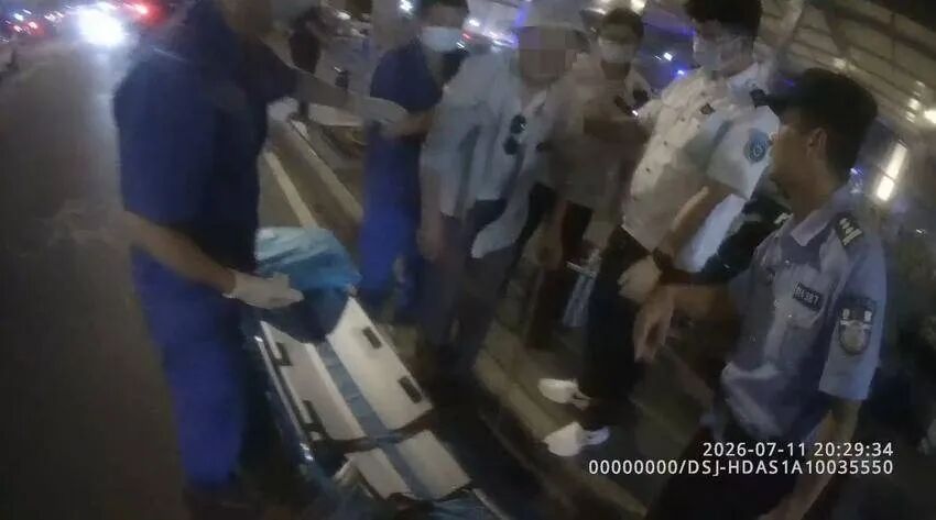 酷暑迷路!民警火速救助八旬老人 酷暑迷路!民警火速救助八旬老人