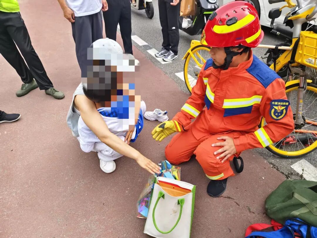 孩童脚踝卡共享单车轮毂,信达中心小型站消防员快速破拆暖心救援 孩童脚踝卡共享单车轮毂,信达中心小型站消防员快速破拆暖心救援