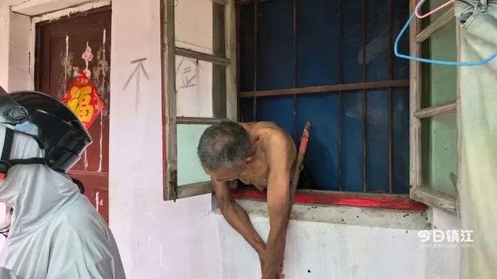 镇江一老人翻窗被困,多亏他们来了 镇江一老人翻窗被困,多亏他们来了