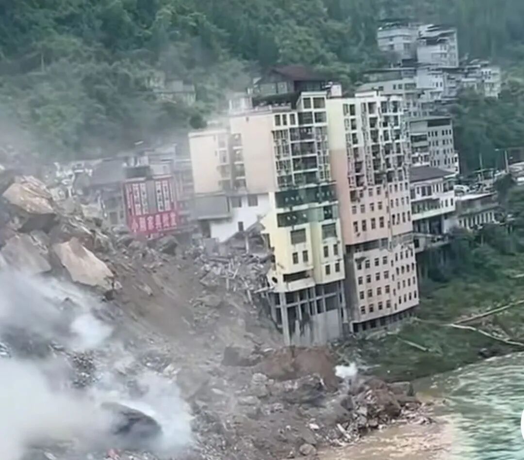 航拍直击重庆山体崩塌核心救援现场：多栋居民楼垮塌，城区道路被掩埋