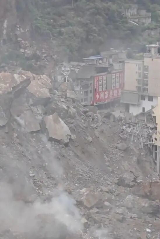 重庆彭水山体垮塌已救出7人,附近商户:大概有4幢半房子被埋,每栋房子有五六层高 重庆彭水山体垮塌已救出7人,附近商户:大概有4幢半房子被埋,每栋房子有五六层高