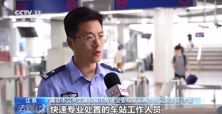 两位老人乘电梯时摔倒 短短十多秒他们无缝接力施救 两位老人乘电梯时摔倒 短短十多秒他们无缝接力施救