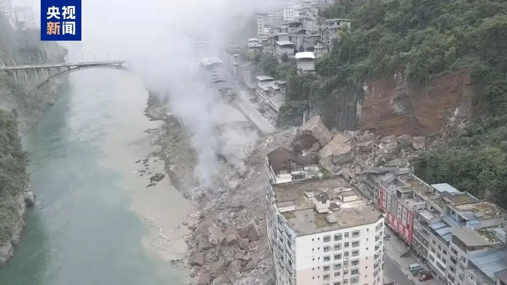 重庆彭水山体垮塌已救出7人,附近商户:大概有4幢半房子被埋,每栋房子有五六层高 重庆彭水山体垮塌已救出7人,附近商户:大概有4幢半房子被埋,每栋房子有五六层高