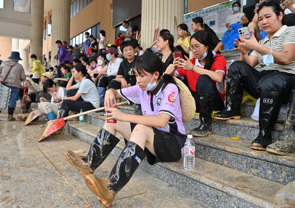广西救灾一线最新直击:淤泥层层清 希望步步近 广西救灾一线最新直击:淤泥层层清 希望步步近