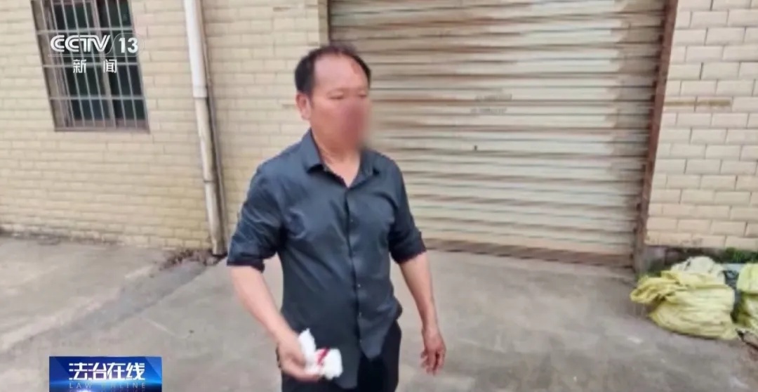 男子当街对女子施暴,大爷制止被咬伤鼻子,但没松手 男子当街对女子施暴,大爷制止被咬伤鼻子,但没松手