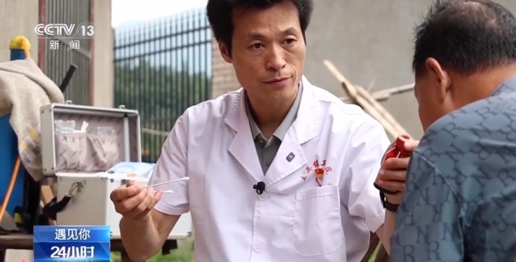 “我走得慢,但不让患者等” 他用拐杖撑起20年出诊路 “我走得慢,但不让患者等” 他用拐杖撑起20年出诊路