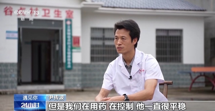 “我走得慢,但不让患者等” 他用拐杖撑起20年出诊路 “我走得慢,但不让患者等” 他用拐杖撑起20年出诊路