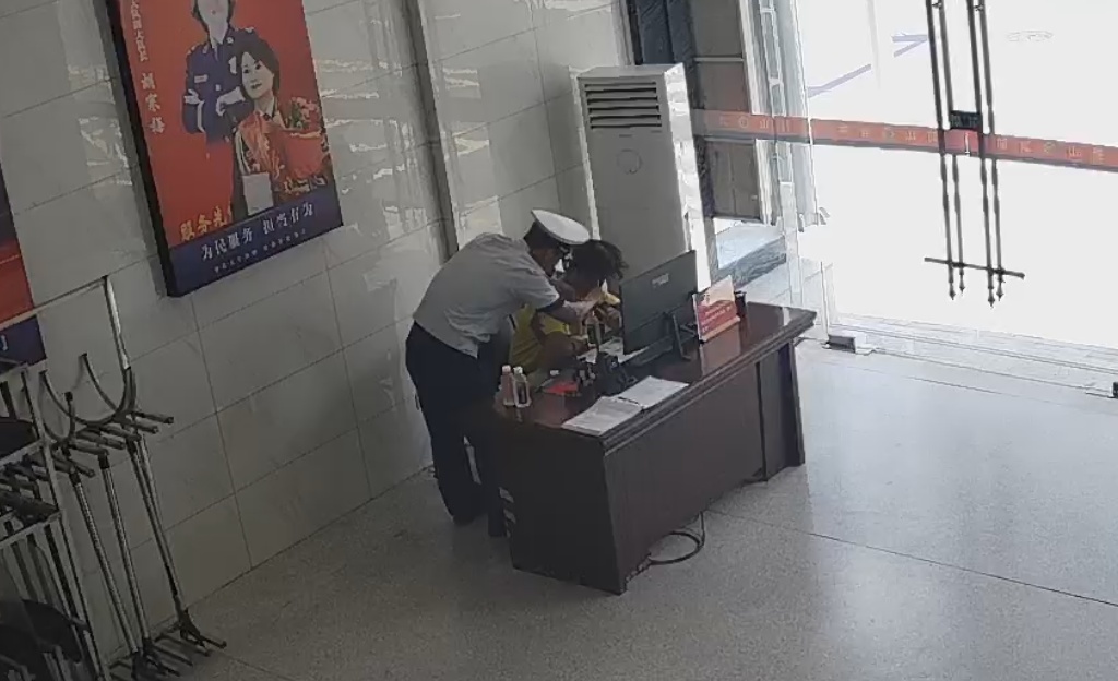 合肥一外卖小哥午间突发不适,紧急救援 合肥一外卖小哥午间突发不适,紧急救援