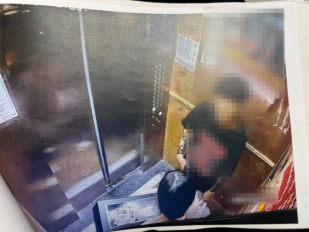 21岁双胞胎姐妹遭妹妹前男友入室伤害,致1死1伤,凶手一审被判死刑 21岁双胞胎姐妹遭妹妹前男友入室伤害,致1死1伤,凶手一审被判死刑