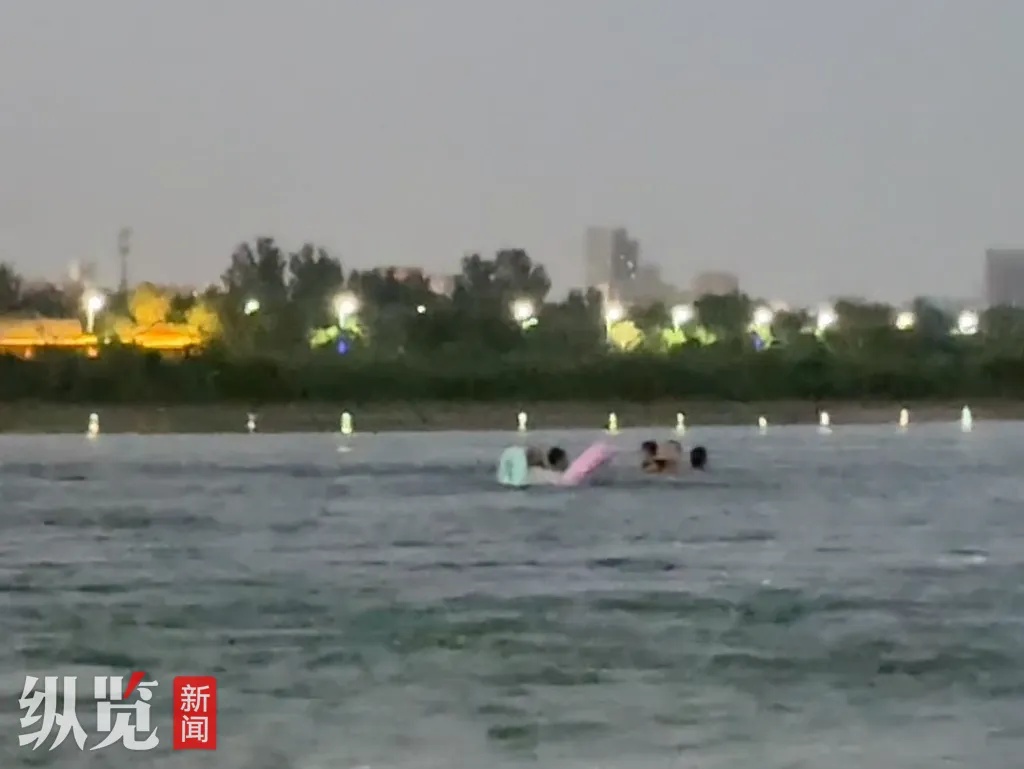 两名儿童落入滹沱河中暗坑 男子急流中一人托举俩娃十分钟后被群众救出