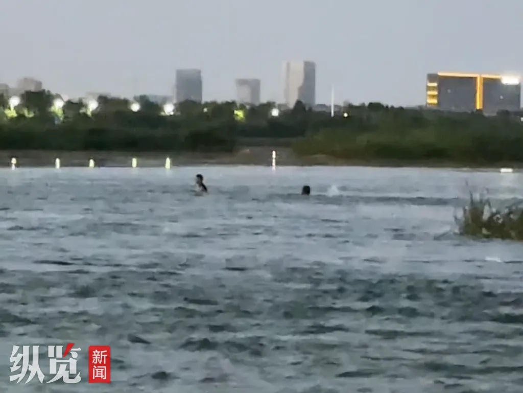 两名儿童落入滹沱河中暗坑 男子急流中一人托举俩娃十分钟后被群众救出
