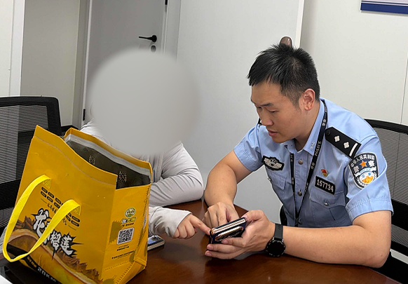 女子取9.22万元装塑料袋,准备前往指定地点 被民警拦住女子还狡辩:孩子的兴趣班学费 女子取9.22万元装塑料袋,准备前往指定地点 被民警拦住女子还狡辩:孩子的兴趣班学费