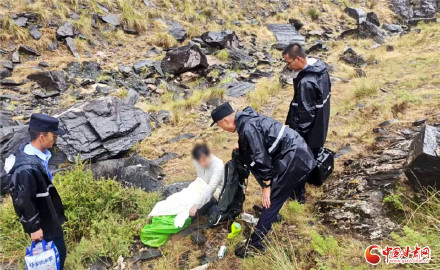 18小时接力搜救 皋兰警方成功救出深山失联徒步男子 18小时接力搜救 皋兰警方成功救出深山失联徒步男子