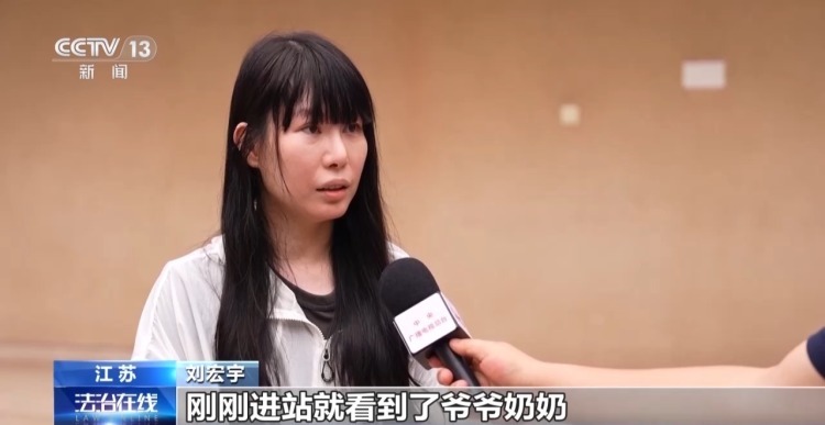 两位老人乘电梯时摔倒 短短十多秒他们无缝接力施救 两位老人乘电梯时摔倒 短短十多秒他们无缝接力施救