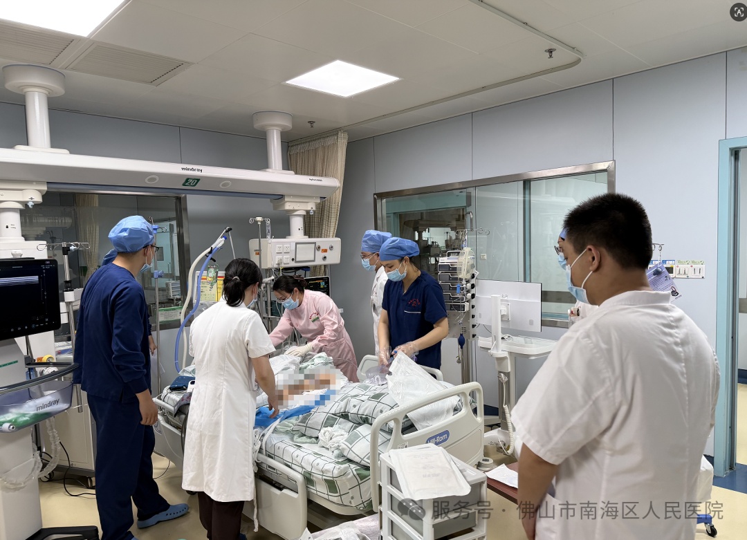 佛山4岁女童泳池溺水命悬一线!危险就在家长低头回消息的瞬间! 佛山4岁女童泳池溺水命悬一线!危险就在家长低头回消息的瞬间!