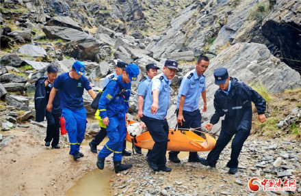 18小时接力搜救 皋兰警方成功救出深山失联徒步男子 18小时接力搜救 皋兰警方成功救出深山失联徒步男子