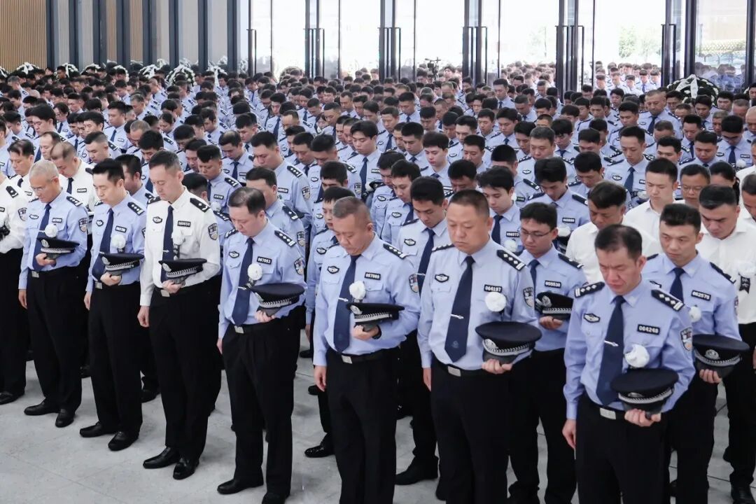 深圳25岁民警为保护群众安全,与持刀歹徒殊死搏斗,经抢救无效壮烈牺牲 深圳25岁民警为保护群众安全,与持刀歹徒殊死搏斗,经抢救无效壮烈牺牲