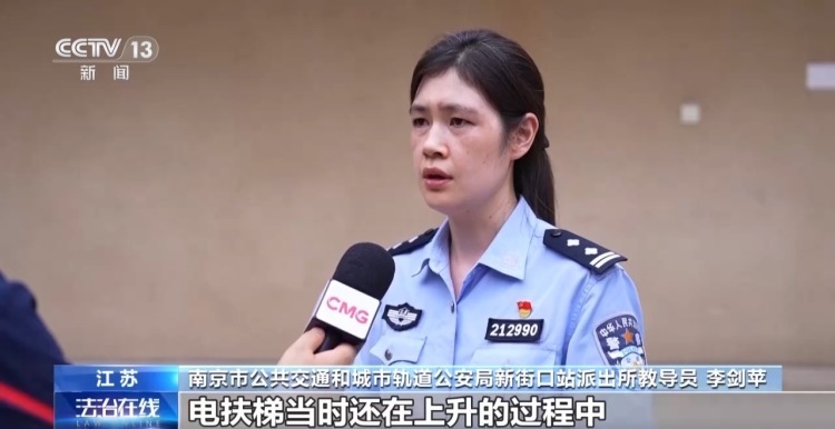 两位老人乘电梯时摔倒 短短十多秒他们无缝接力施救 两位老人乘电梯时摔倒 短短十多秒他们无缝接力施救