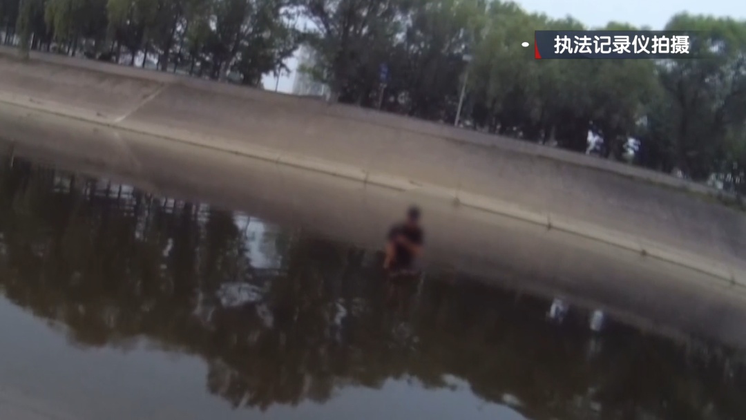 一时失意拿性命赌气!两名男子漠视自身安全,上演惊魂一幕 一时失意拿性命赌气!两名男子漠视自身安全,上演惊魂一幕