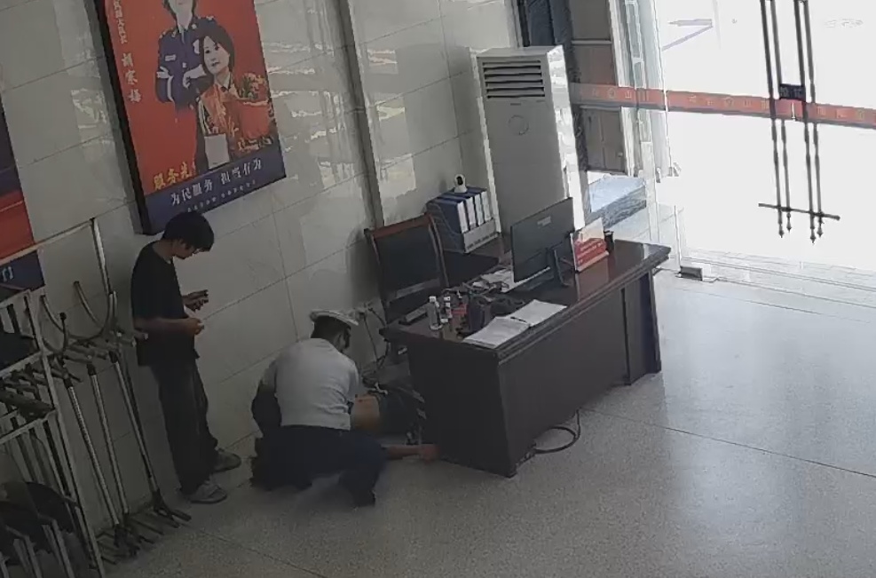合肥一外卖小哥午间突发不适,紧急救援 合肥一外卖小哥午间突发不适,紧急救援
